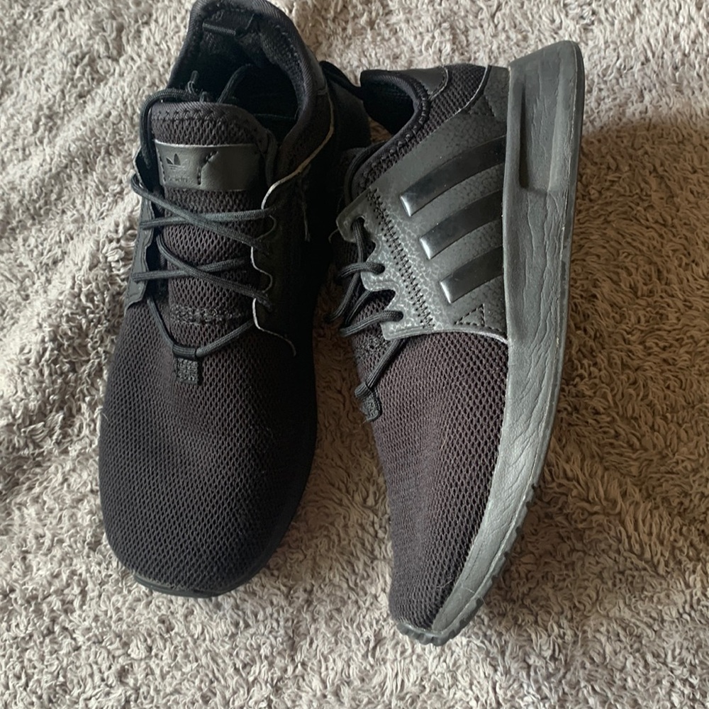 LIKE NEW ADIDAS TENNIS SHOES